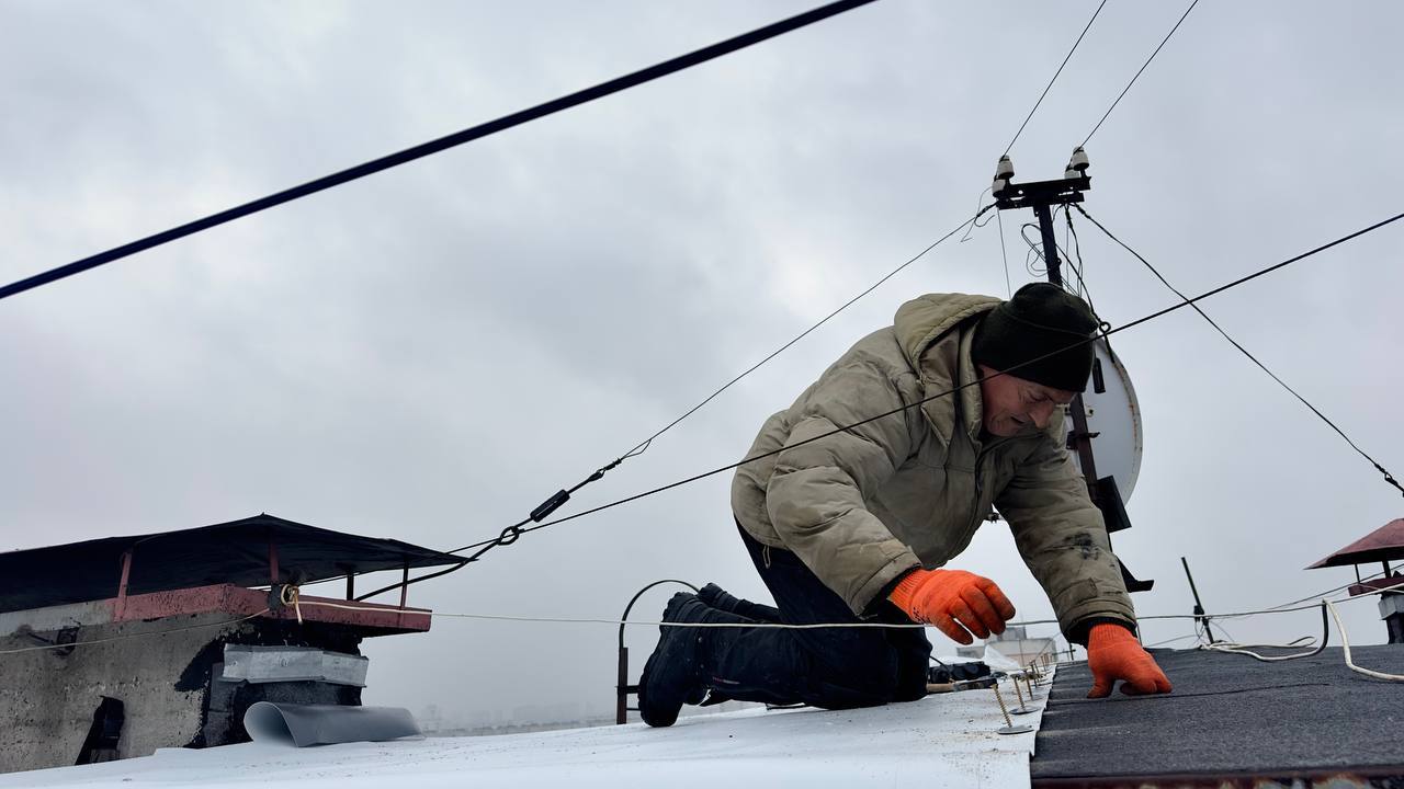На вулиці Нескорених триває капітальний ремонт покрівлі, яка постраждала внаслідок обстрілу